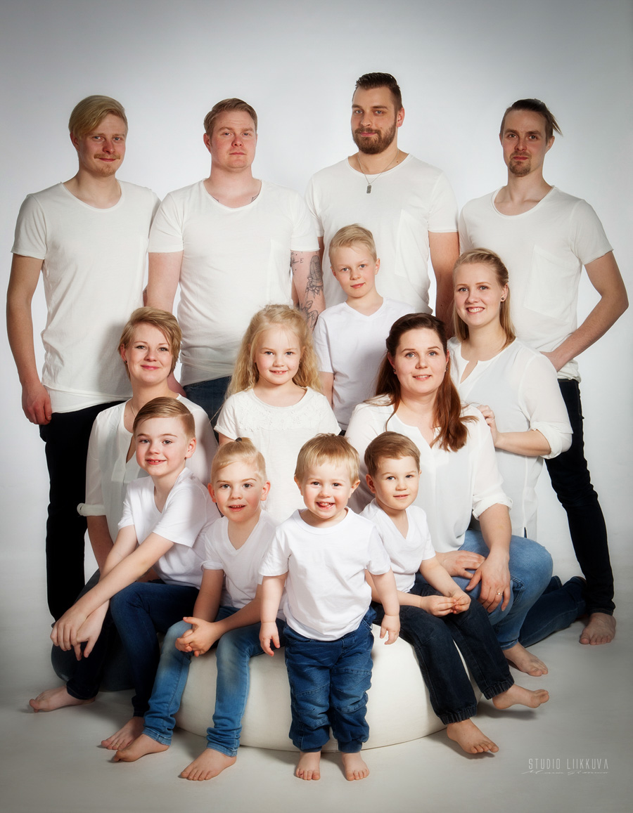 Perhe- ja ryhmäkuvaus studiolla - Valokuvaaja Turussa - Studio Liikkuva